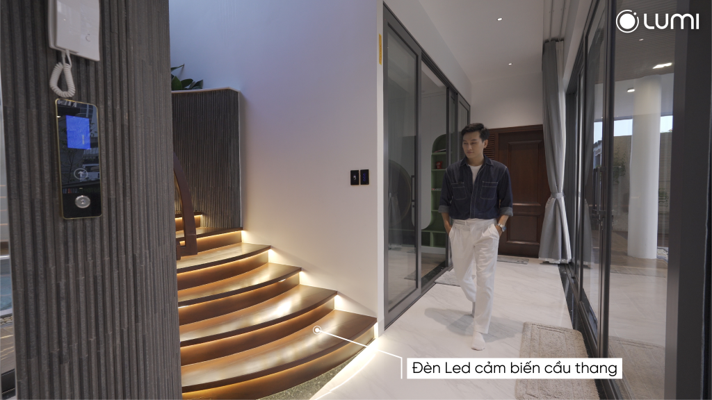 Đèn LED cảm biến tự động bật sáng theo từng bước chân người đi